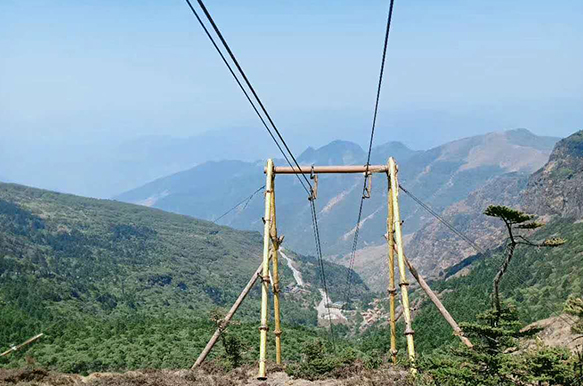 高山上的索道缆车是怎样修建的？